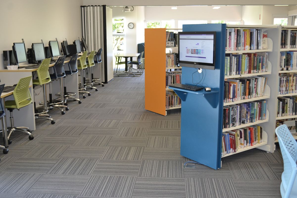 Bibliotheek met een uitleenkiosk voor selfscan